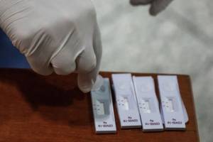 Ραγδαία αύξηση των ενεργών κρουσμάτων- «Πέφτουν» νοσηλείες και διασωληνωμένοι