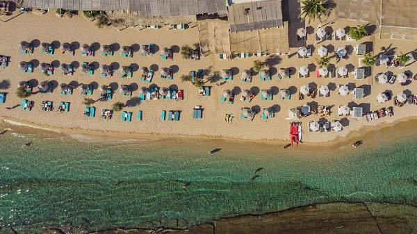Παραλίες: Βαριές «καμπάνες» για παραβάσεις στο «άπλωμα» της ξαπλώστρας