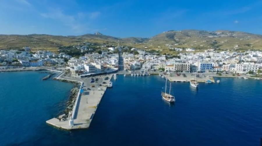 Πρόσκρουση πλοίου στο λιμάνι της Τήνου