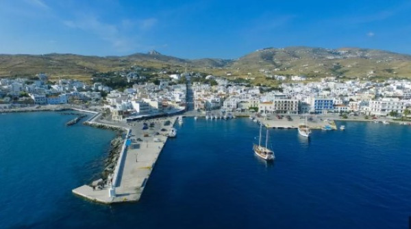 Πρόσκρουση πλοίου στο λιμάνι της Τήνου