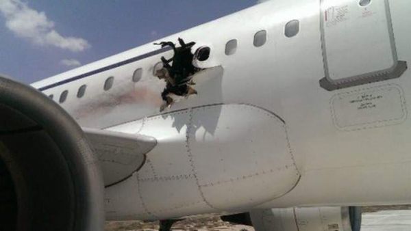 Σομαλία: Έκρηξη σε αεροσκάφος με δύο τραυματίες (φωτο)