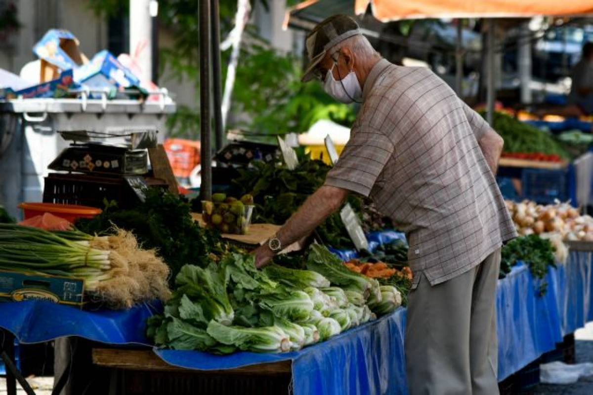 Διαμαρτυρία στις λαϊκές αγορές: Μοιράζουν προϊόντα οι παραγωγοί