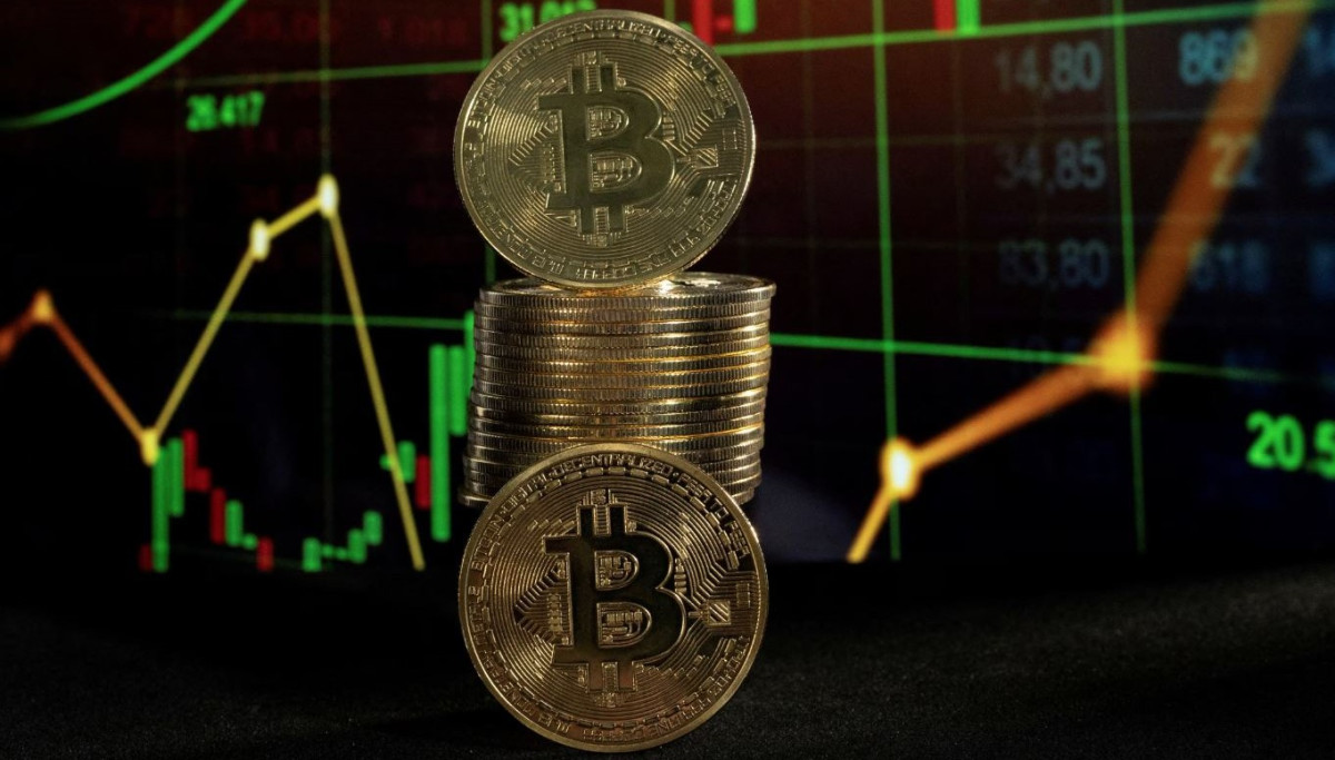 Bitcoin: «Κρατιέται», παρά τις απώλειες, πάνω από τις $100.000