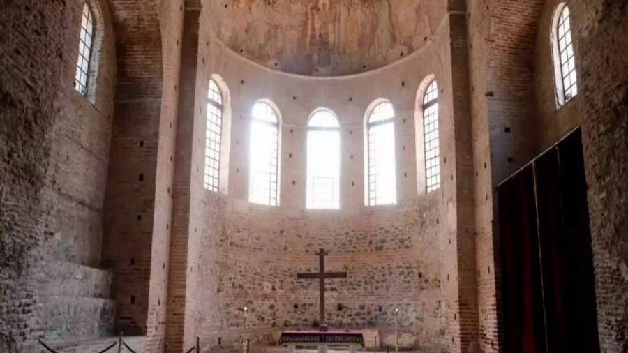 Θεσσαλονίκη: Φοιτητής έσπασε τον σταυρό της Ροτόντας... επειδή χώρισε