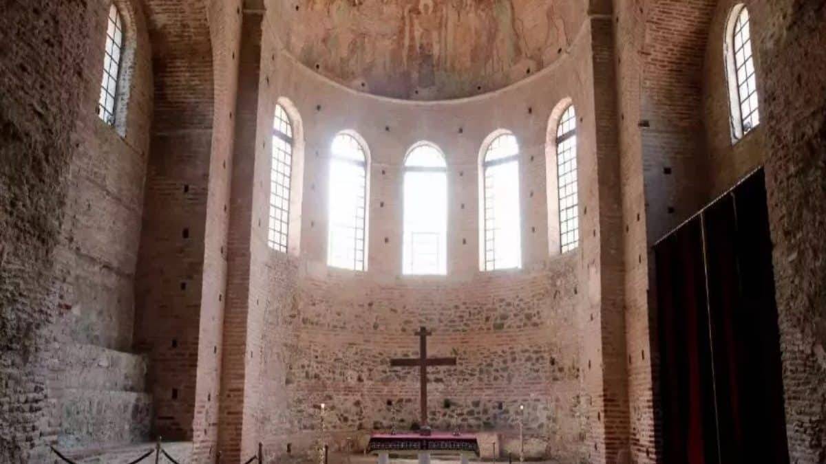 Θεσσαλονίκη: Φοιτητής έσπασε τον σταυρό της Ροτόντας... επειδή χώρισε