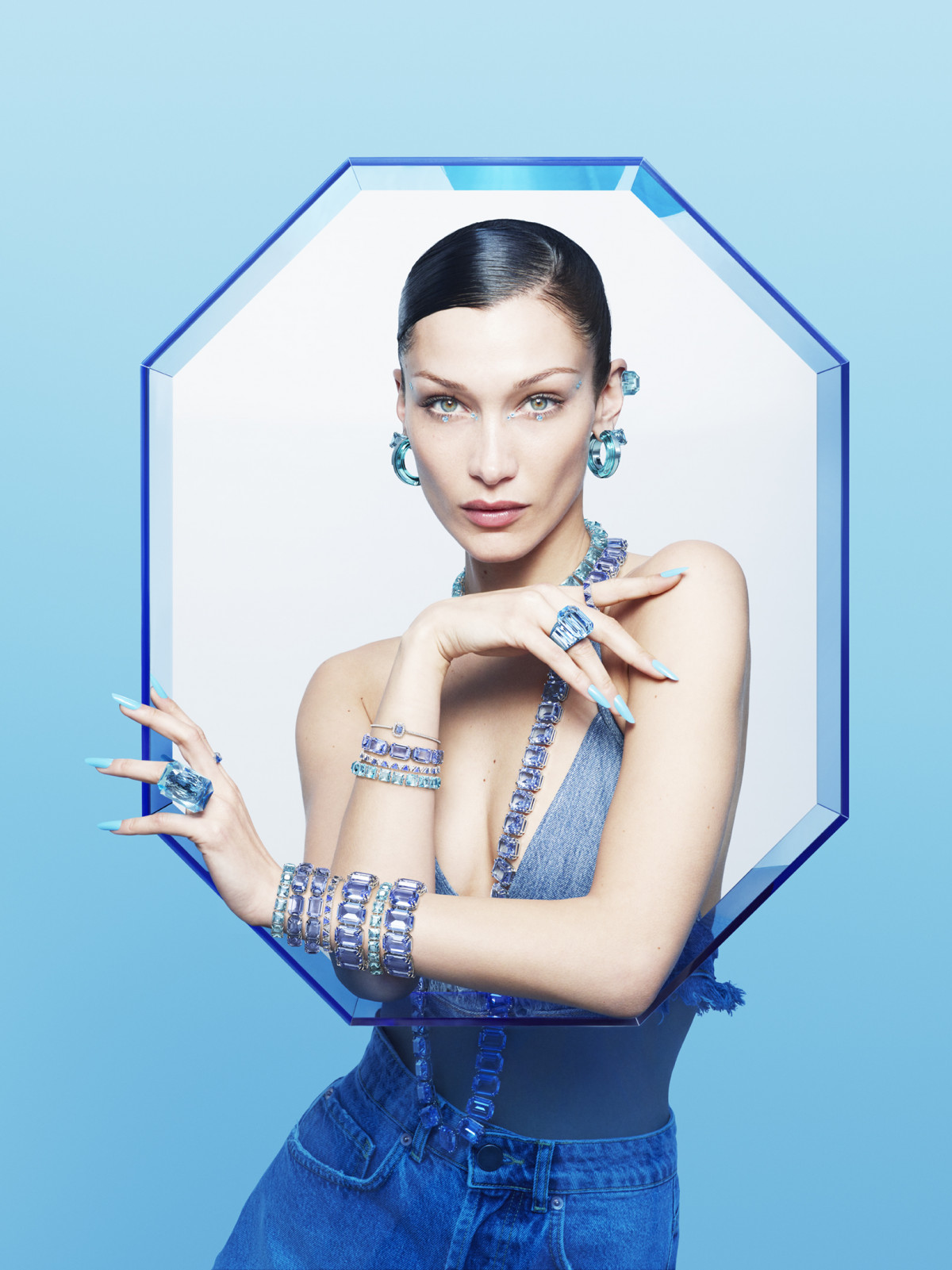 Η Swarovski ανακοίνωσε την Bella Hadid ως το πρόσωπο της νέας καμπάνιας της