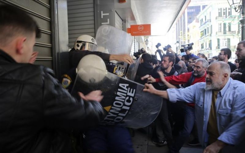Δικογραφία για τα επεισόδια έξω από συμβολαιογραφεία σε Αθήνα-Θεσσαλονίκη