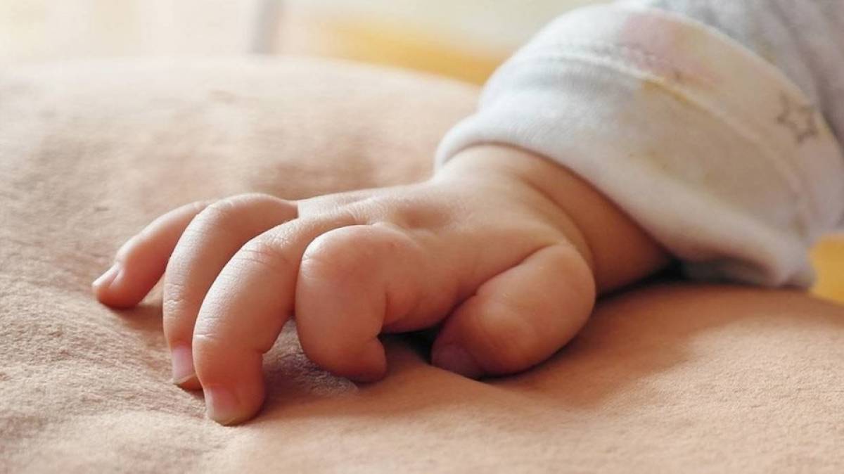 Νεκρό βρέφος μεταφέρθηκε με εγκαύματα στο Παίδων-Συνελήφθησαν μητέρα και γιαγιά