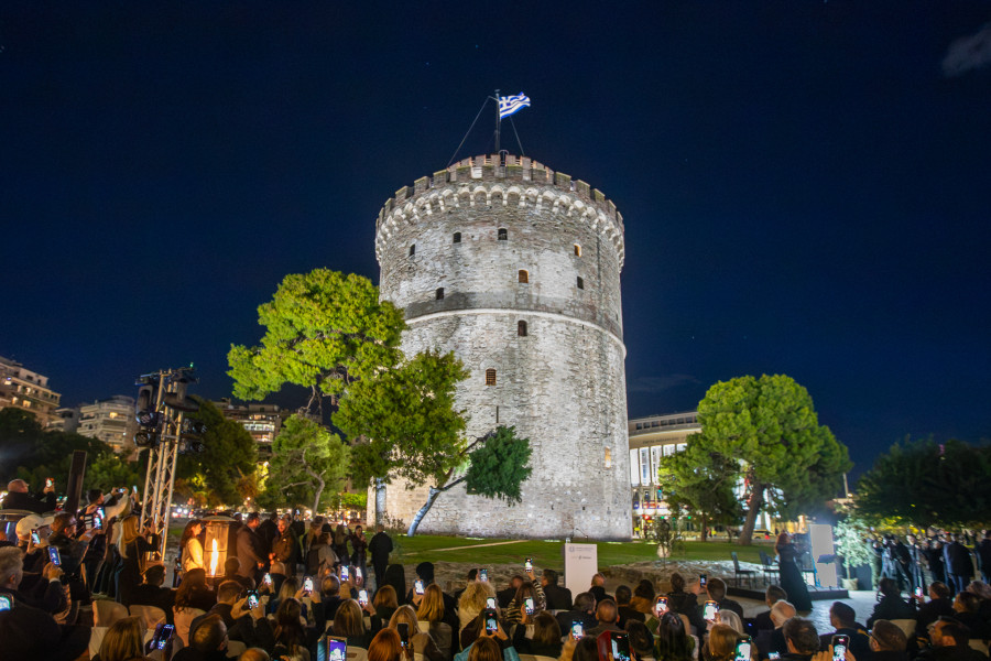 Ο Λευκός Πύργος φωτίζει την ιστορική ταυτότητα της Θεσσαλονίκης