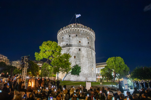 Ο Λευκός Πύργος φωτίζει την ιστορική ταυτότητα της Θεσσαλονίκης