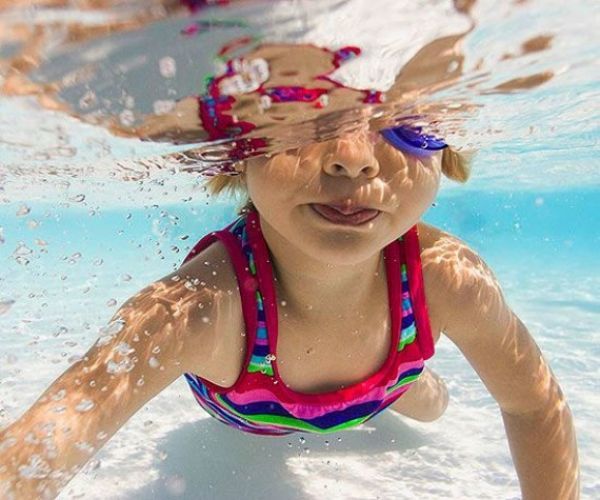 Διασκεδαστικά παιχνίδια στη θάλασσα που μαθαίνουν στα παιδιά να κολυμπούν