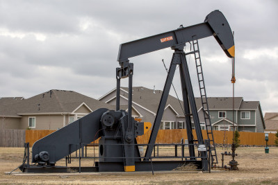 Σταθεροποιείται εν μέσω αντικρουόμενων ειδήσεων το πετρέλαιο-«Βουτιά» το φυσικό αέριο