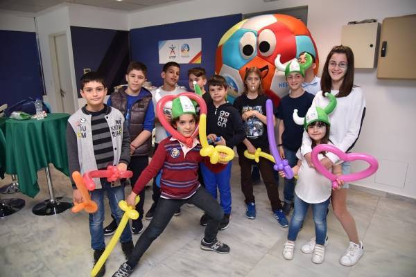 Οι μικροί φίλοι της «Κερkidα ΟΠΑΠ» σβήνουν κεράκια στο γήπεδο