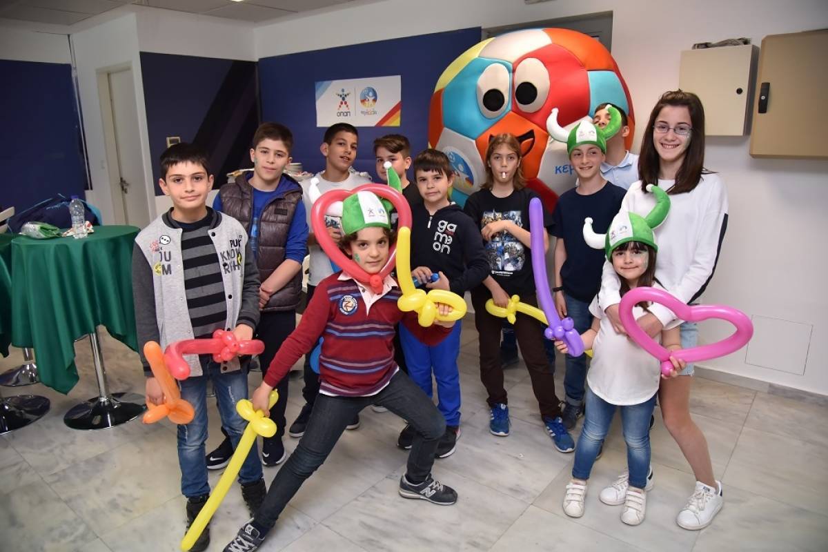 Οι μικροί φίλοι της «Κερkidα ΟΠΑΠ» σβήνουν κεράκια στο γήπεδο