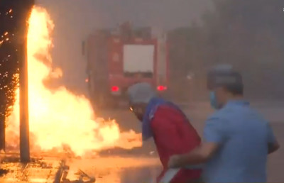 Μαίνεται η φωτιά στην Πεντέλη- Κάηκαν σπίτια- 600 απομακρύνσεις κατοίκων
