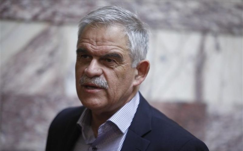 Τόσκας: Αναζητούνται οι δράστες που τραυμάτισαν τη δικηγόρο με φωτοβολίδα