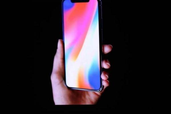Apple: Κάνει στροφή σε πιο προσιτές τιμές στα νέα iPhone