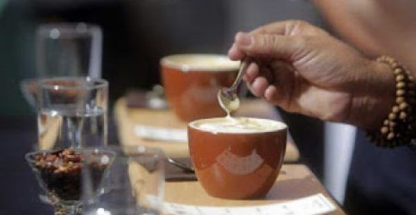 Επιχειρηματίες «στοκάρουν» λάδι και καφέ πριν αυξηθεί ο ΦΠΑ