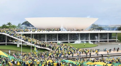 Βραζιλία: Οπαδοί του Μπολσονάρου εισέβαλαν στο Κογκρέσο- Σκηνές χάους