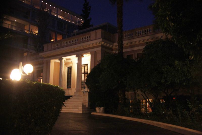 Μαξίμου: Διεκδικούν ρόλο «τρόικας εσωτερικού» Ν.Δ., ΠΑΣΟΚ και Ποτάμι