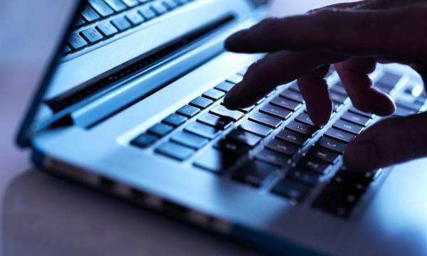 Είδη ένδυσης και ηλεκτρονικές συσκευές στις κορυφαίες online αγορές