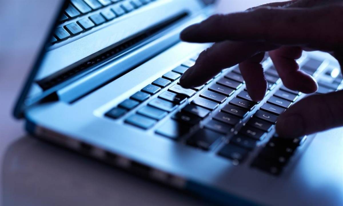 Είδη ένδυσης και ηλεκτρονικές συσκευές στις κορυφαίες online αγορές