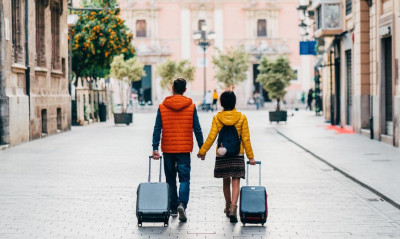 Οι Ευρωπαίοι προτιμούν φθηνότερα ταξίδια και ξενοδοχεία παρά την αποχή