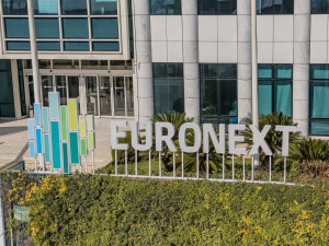 Παραμένει στα «πράσινα» το Χρηματιστήριο – Πέριξ των 2.700 μονάδων ο ΓΔ
