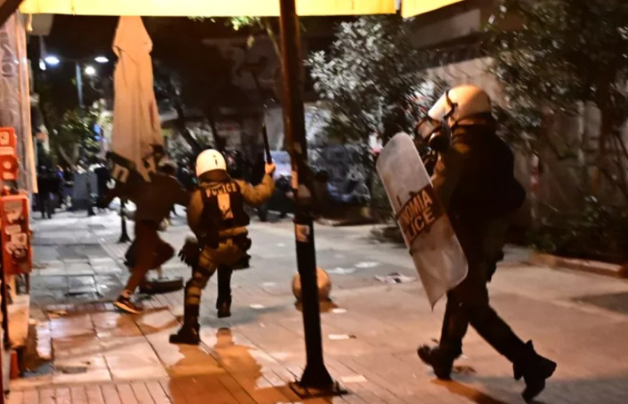 Πεδίο μάχης τα Εξάρχεια: Επτά συλλήψεις και τρεις αστυνομικοί τραυματίες