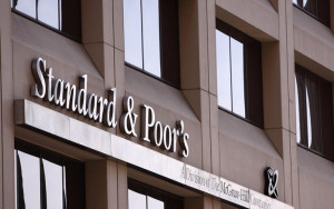 Θα αναβαθμίσει την Ελλάδα η S&P; Τι προβλέπουν οι αναλυτές