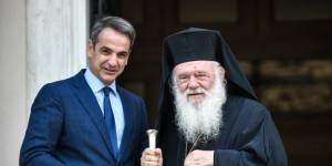 Επικοινωνία Μητσοτάκη- Ιερώνυμου για τη λειτουργία των εκκλησιών