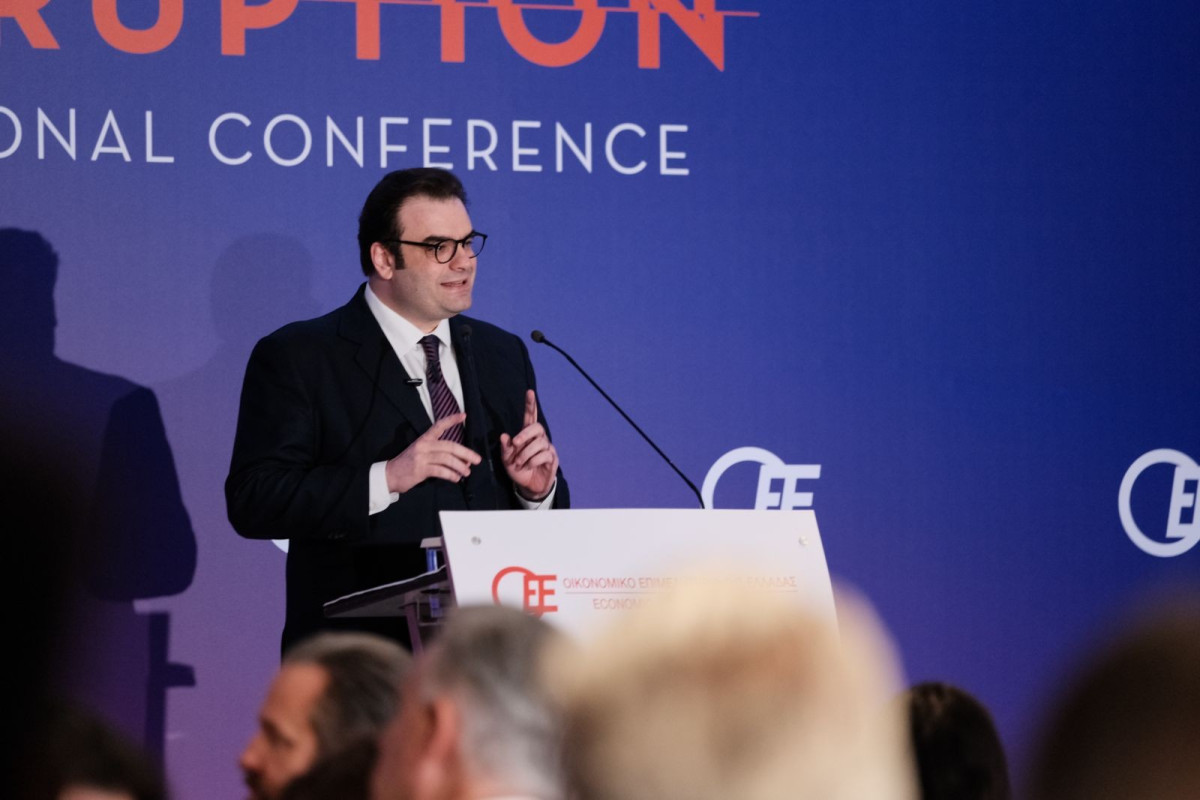Πιερρακάκης: Έχουμε την ταχύτερη αποκλιμάκωση χρέους παγκοσμίως – Νέο πλαίσιο για ιδιωτικό χρέος, ψηφιακή οικονομία