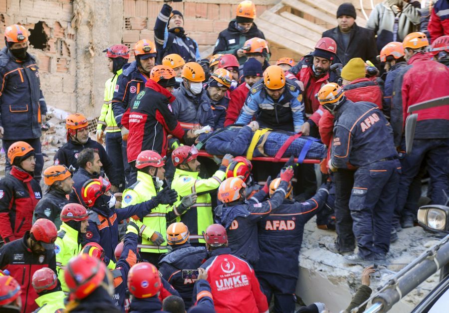 Ο σεισμός στην Τουρκία αφορμή κριτικής στον Ερντογάν