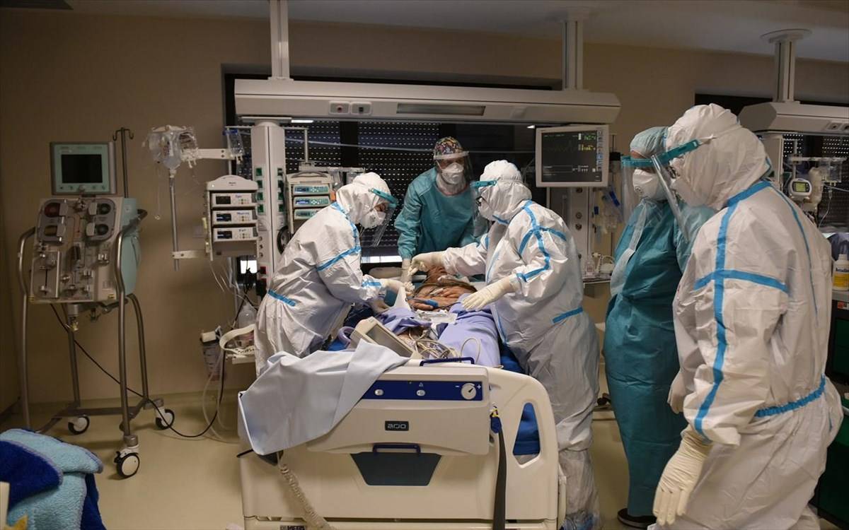 «Μάχη» γιατρών και νοσηλευτών στις ΜΕΘ τις εορταστικές ημέρες