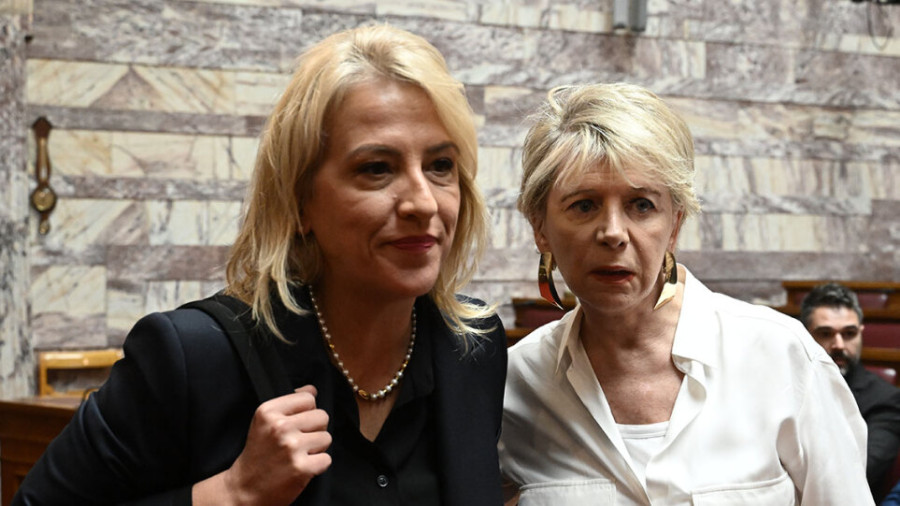 Στο ΣΥΡΙΖΑ τσακώνονται για την Ακρίτα και εκείνη αλληλοσυγχαίρεται με τη Δούρου