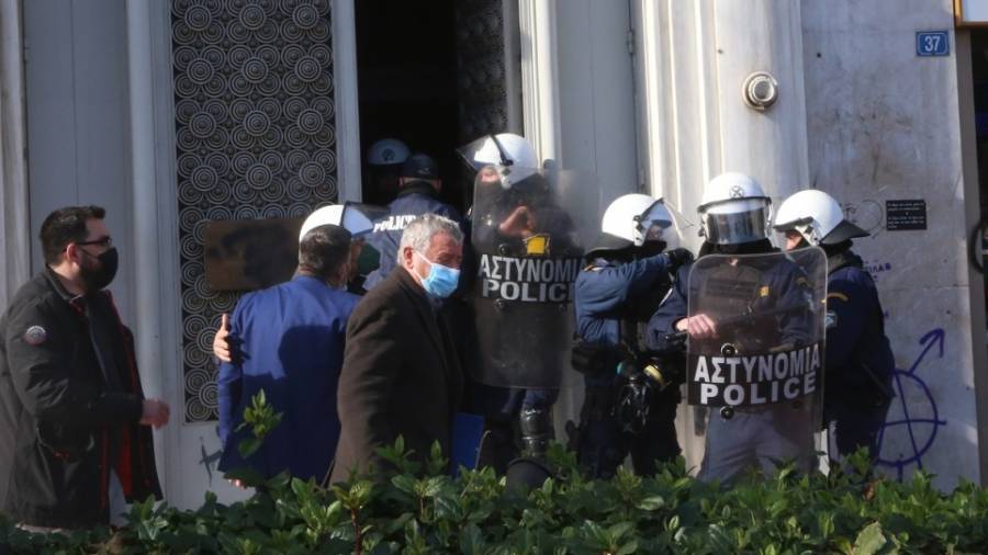 ΕΛΑΣ: Ένας αστυνομικός τραυματίας στη συγκέντρωση των υγειονομικών