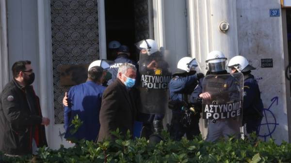 ΕΛΑΣ: Ένας αστυνομικός τραυματίας στη συγκέντρωση των υγειονομικών