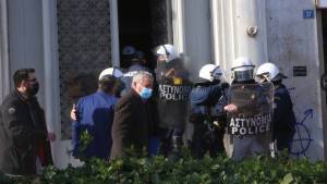 ΕΛΑΣ: Ένας αστυνομικός τραυματίας στη συγκέντρωση των υγειονομικών