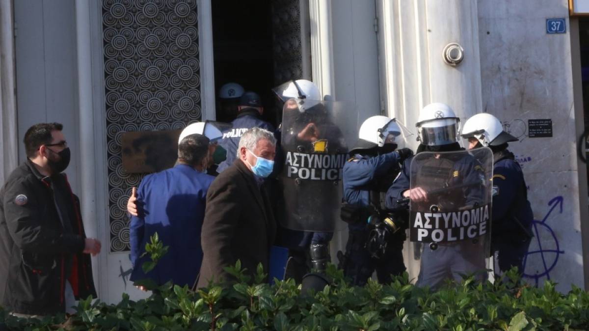 ΕΛΑΣ: Ένας αστυνομικός τραυματίας στη συγκέντρωση των υγειονομικών