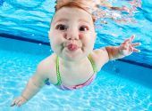 Απολαυστικές λήψεις: Μωράκια παίζουν κάτω από το νερό (photos)