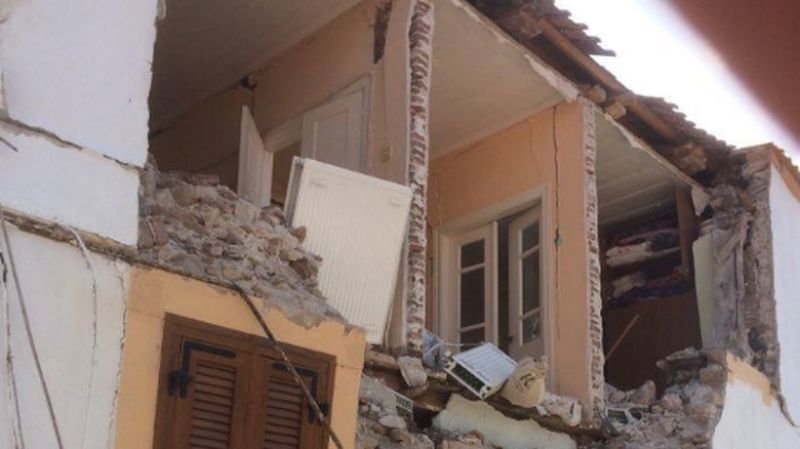 Νεκρή ανασύρθηκε εγκλωβισμένη γυναίκα στη Μυτιλήνη-Συνεχίζονται οι έρευνες για τραυματίες