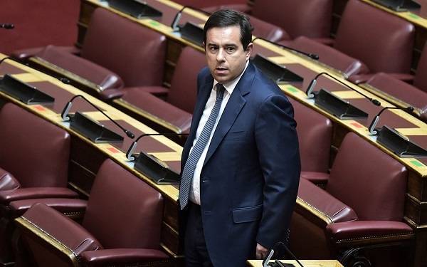 Παρατείνονται για τρεις μήνες οι άδειες διαμονής νόμιμων μεταναστών