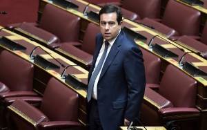 Παρατείνονται για τρεις μήνες οι άδειες διαμονής νόμιμων μεταναστών