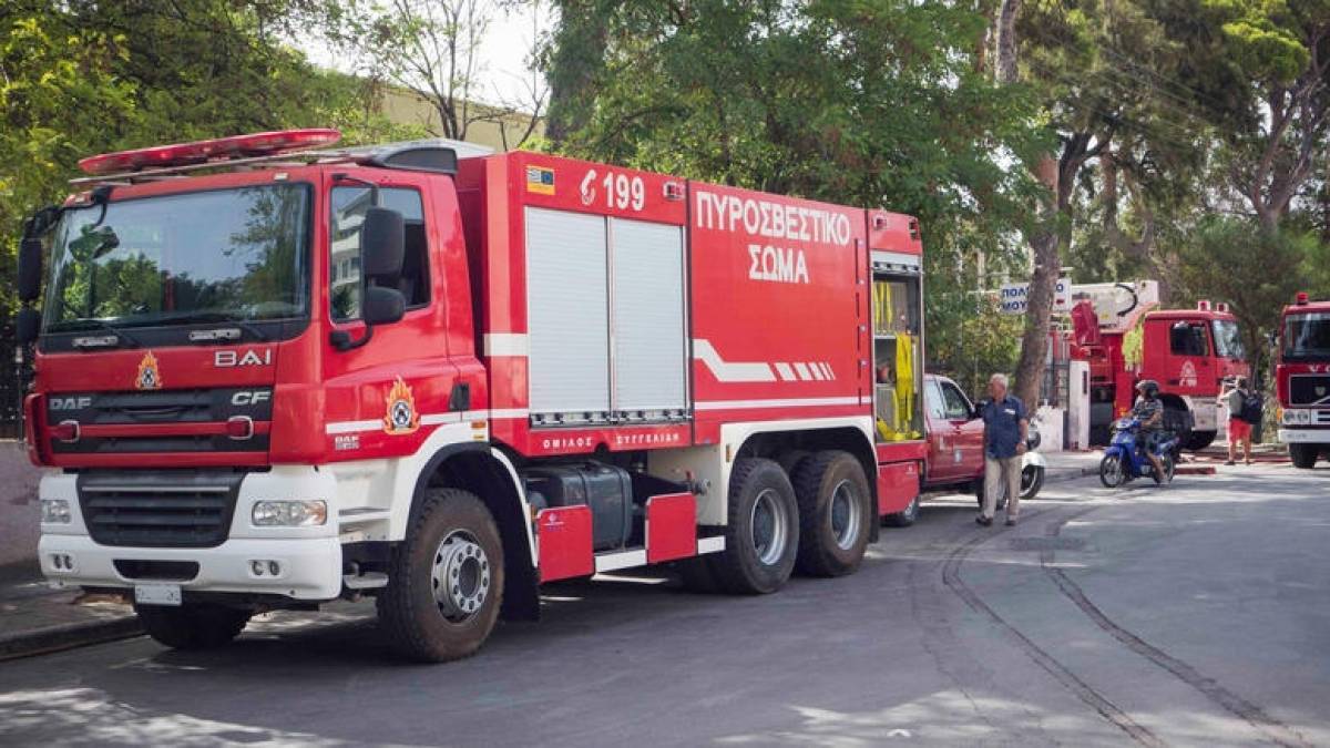 Θεσσαλονίκη: Αστυνομικοί απεγκλώβισαν ηλικιωμένη από φλεγόμενο διαμέρισμα