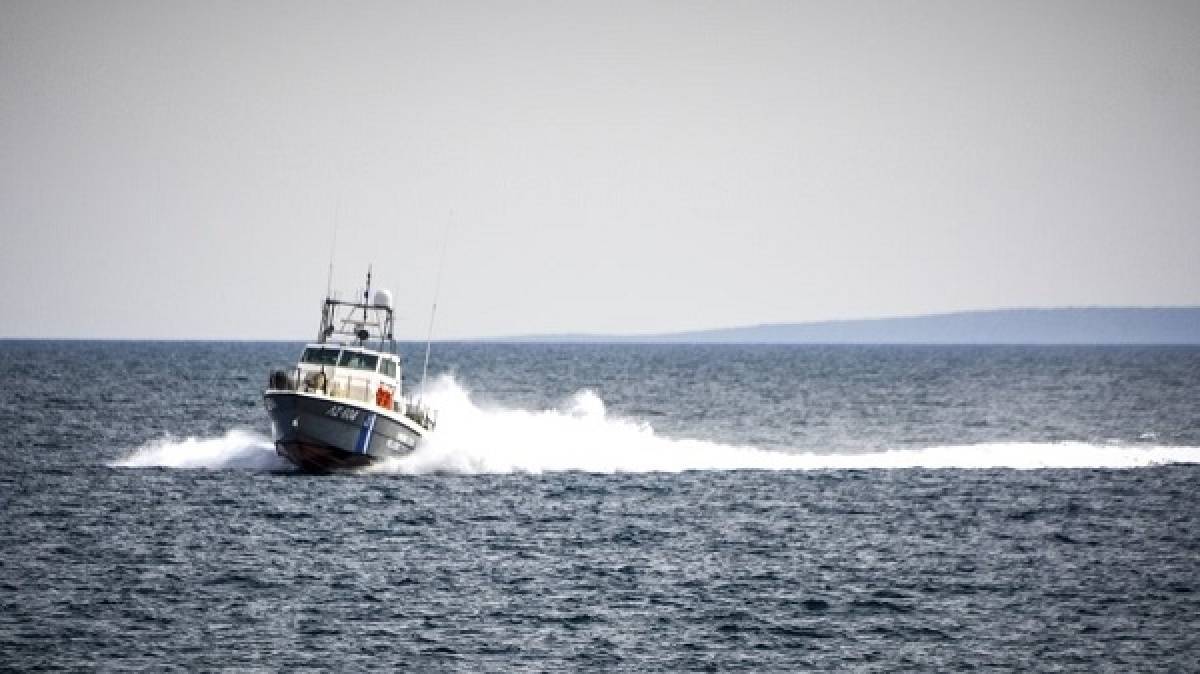 Ακυβέρνητο φορτηγό πλοίο νότια της Σύρου