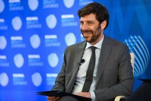 Ο Νικόλας Γιατρομανωλάκης μεταξύ των ΛΟΑΤΚΙ+ που ξεχώρισε το NBC