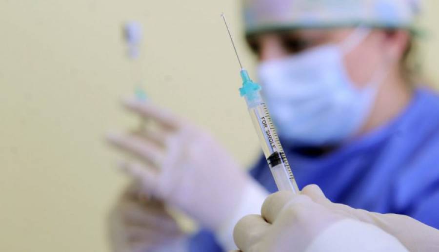 Λύση ανάγκης από το ECDC: Εισηγείται τρίτη δόση για όλους