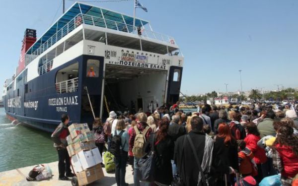 Κυκλοφοριακό κομφούζιο στο λιμάνι του Πειραιά-Ταλαιπωρία για τους ταξιδιώτες