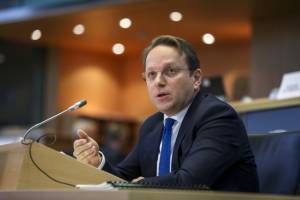 Κομισιόν: Θα «εκτιμήσει» αργότερα την παραβίαση ελληνικών περιουσιών στην Αλβανία