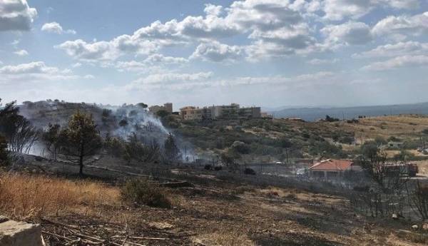 Σαρωνίδα: Σε ύφεση η φωτιά - Υλικές ζημιές σε σπίτια